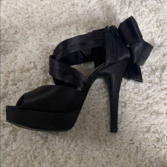 Peep toe black heels! - Brand Metaphor Size 6.0 - Picture 5 of 9